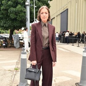Super estilosa, Fabiana Justus apostou em um estilo mais clássico com blazer aberto, camisa fechada e uma calça sobrando nos pés