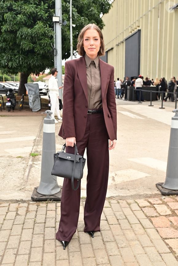 Super estilosa, Fabiana Justus apostou em um estilo mais clássico com blazer aberto, camisa fechada e uma calça sobrando nos pés