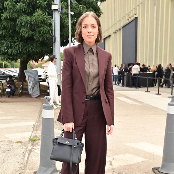 Super estilosa, Fabiana Justus apostou em um estilo mais clássico com blazer aberto, camisa fechada e uma calça sobrando nos pés