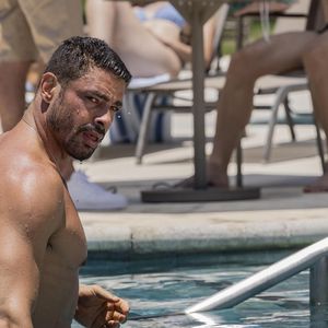 Cauã Reymond pediu para deixar elenco da novela 'Vale Tudo' após série de polêmicas com Bella Campos, porém acabou erguendo a bandeira da paz com a atriz