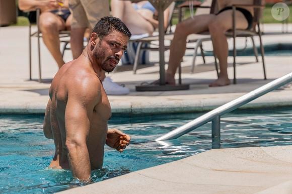 Cauã Reymond pediu para deixar elenco da novela 'Vale Tudo' após série de polêmicas com Bella Campos, porém acabou erguendo a bandeira da paz com a atriz