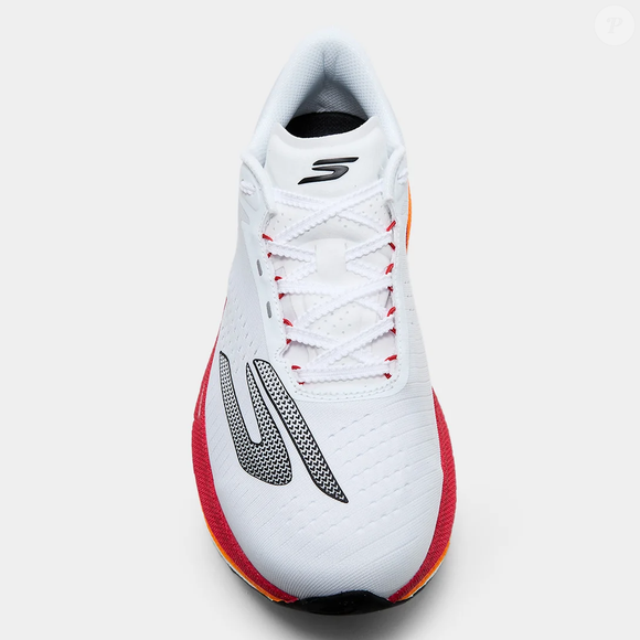 A busca por tênis confortáveis nunca esteve tão em alta entre mulheres maduras e o novo Skechers Aero Razor reforça essa tendência ao apostar em amortecimento suave, estabilidade e visual esportivo sofisticado