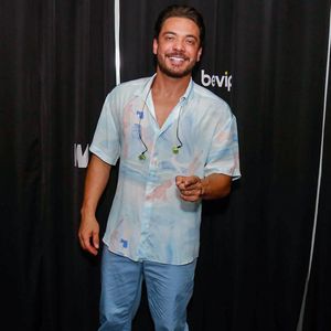 Wesley Safadão perguntou se havia homens fieis na plateia: ‘Agora eu quero saber: tem algum homem fiel hoje aqui na minha frente ou não? Tirullipa, abaixa o braço’