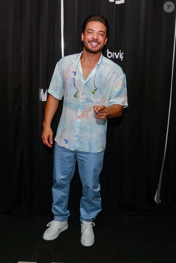 Wesley Safadão perguntou se havia homens fieis na plateia: ‘Agora eu quero saber: tem algum homem fiel hoje aqui na minha frente ou não? Tirullipa, abaixa o braço’