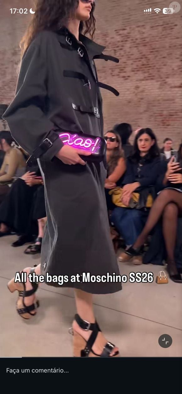 Entre os destaques de acessórios, apareceram uma bolsa de LED com a palavra 'Ciao'