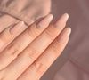 Esmalte bege com nail art minimalista: que tal essa opção simples e elegante?