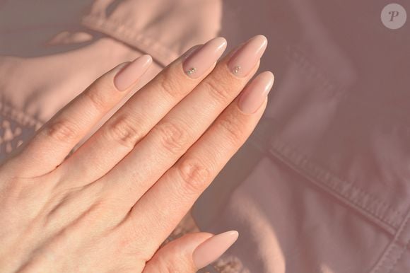 Esmalte bege com nail art minimalista: que tal essa opção simples e elegante?