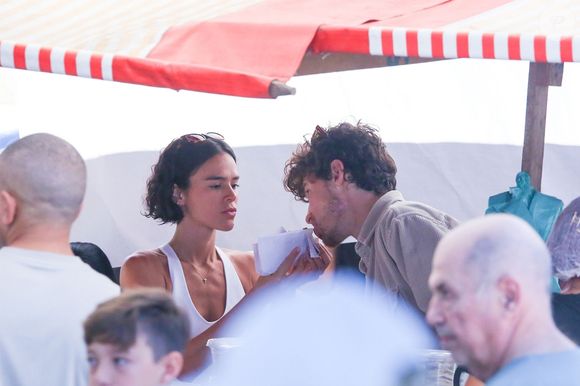 Shawn Mendes e Bruna Marquezine também provaram o shawarma, famoso sanduíche de rua do Oriente Médio