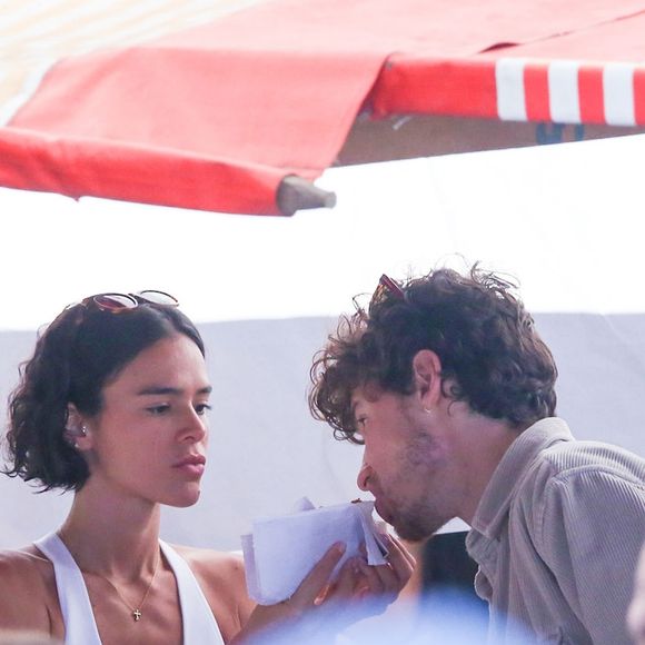 Shawn Mendes e Bruna Marquezine também provaram o shawarma, famoso sanduíche de rua do Oriente Médio