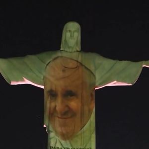 Cristo Redentor recebe projeção com a imagem do Papa Francisco e mobiliza corrente global de orações pela recuperação do pontífice.
