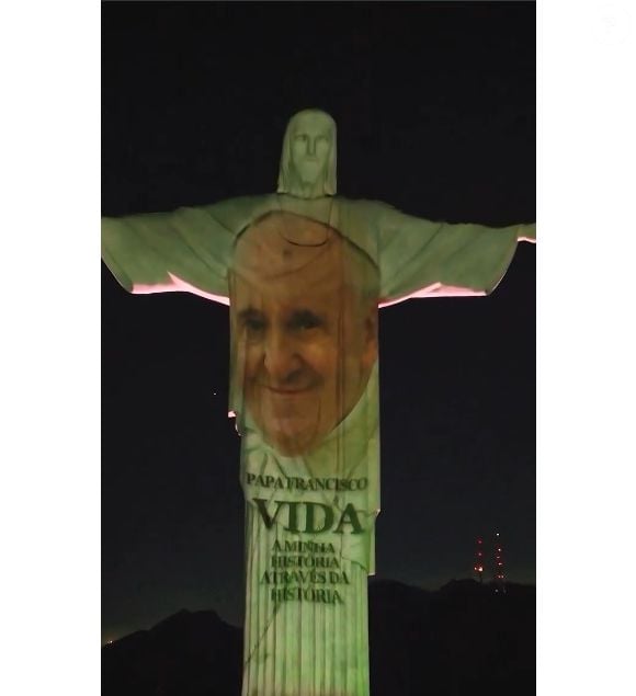 Cristo Redentor recebe projeção com a imagem do Papa Francisco e mobiliza corrente global de orações pela recuperação do pontífice.