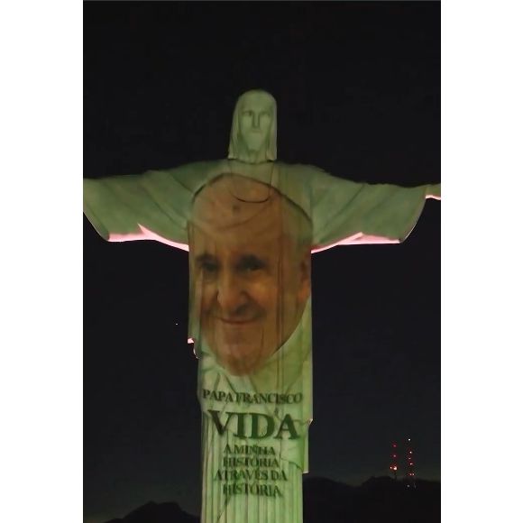 Cristo Redentor recebe projeção com a imagem do Papa Francisco e mobiliza corrente global de orações pela recuperação do pontífice.