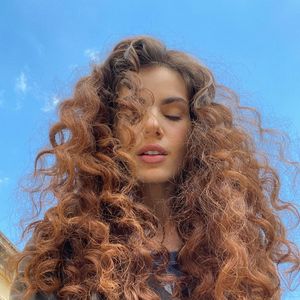 Camila Queiroz já ficou cacheada para a série 'De Volta aos 15'