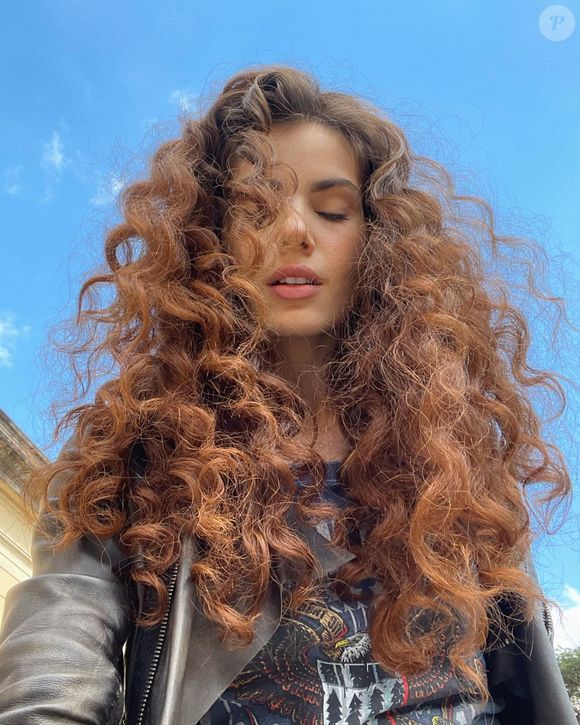 Camila Queiroz já ficou cacheada para a série 'De Volta aos 15'