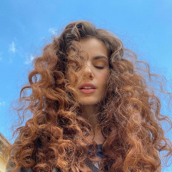Camila Queiroz já ficou cacheada para a série 'De Volta aos 15'