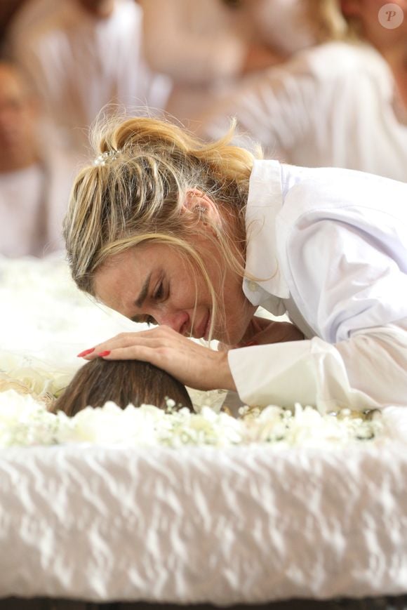 Corpo de Preta Gil no caixão: Carolina Dieckmmann deixou seu carinho para a amiga em velório