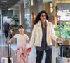 A atriz Débora Nascimento surgiu com Bella Loreto, sua filha com o ator José Loreto, durante passagem pelo aeroporto no Rio