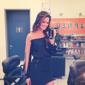 Mas essa construção de imagem de Bruna Marquezine passou por fases distintas, todas acompanhadas de perto pelos fãs e pela indústria da moda.