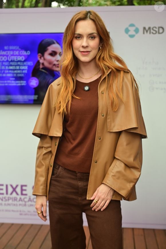 Sophia Abrahão apostou na tendência dos tons terrosos, aquela combinação que funciona sempre. Mas foi a jaqueta em estilo capa que roubou a cena