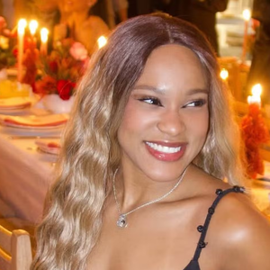 A publicação celebra o direito das mulheres negras de escolher como querem usar seus cabelos, seja natural, trançado, alisado ou com lace, reforçando autoestima e identidade.