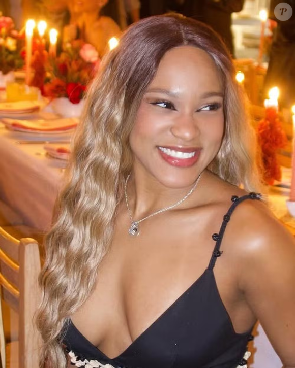 A publicação celebra o direito das mulheres negras de escolher como querem usar seus cabelos, seja natural, trançado, alisado ou com lace, reforçando autoestima e identidade.