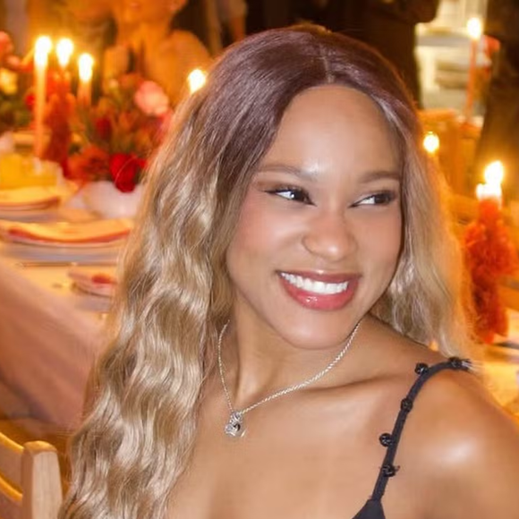 A publicação celebra o direito das mulheres negras de escolher como querem usar seus cabelos, seja natural, trançado, alisado ou com lace, reforçando autoestima e identidade.