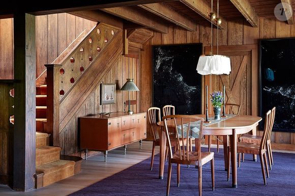 O projeto de interiores mistura diferentes épocas, com móveis e elementos que refletem a evolução da casa ao longo do tempo
