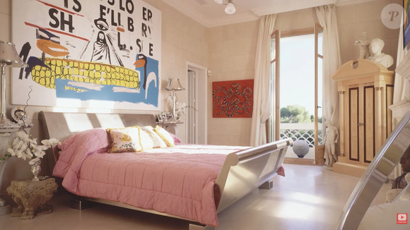Segundo a House & Garden, um dos quartos da vila de Elton John abriga uma tela de Julian Schnabel posicionada acima da cama, reforçando a presença da arte em cada detalhe da residência francesa