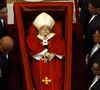 O corpo do Papa Francisco passou por um processo de "embalsamento moderno" para permitir que fosse velado por vários dias antes do funeral, agendado para sábado, 26 de abril de 2025.