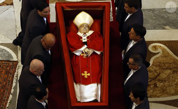 O corpo do Papa Francisco passou por um processo de "embalsamento moderno" para permitir que fosse velado por vários dias antes do funeral, agendado para sábado, 26 de abril de 2025.