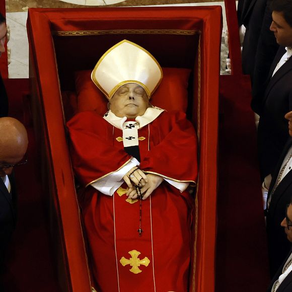 O corpo do Papa Francisco passou por um processo de "embalsamento moderno" para permitir que fosse velado por vários dias antes do funeral, agendado para sábado, 26 de abril de 2025.