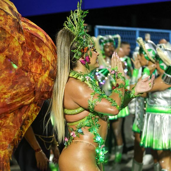 Fabíola de Andrade deixou à mostra bumbum durinho em último ensaio técnico da Mocidade para o carnaval 2025