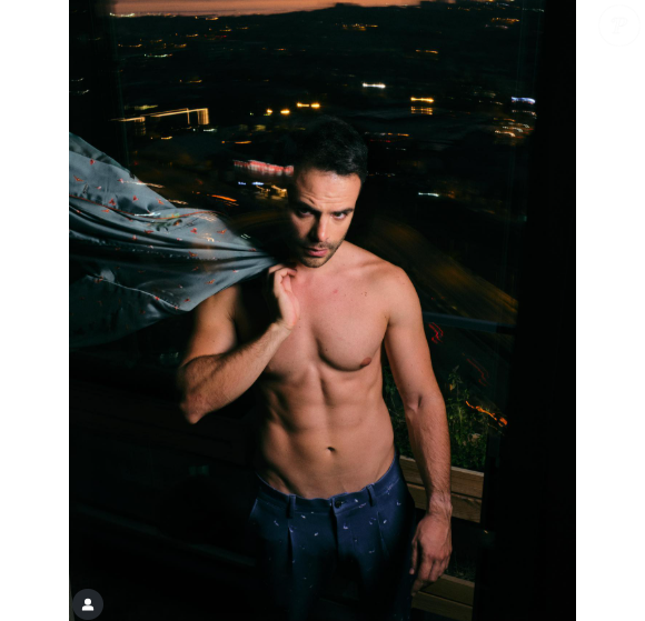 Sinan Helvaci, o Raif de 'Força de Mulher' tem 34 anos. O ator também é pianista e trompetista.