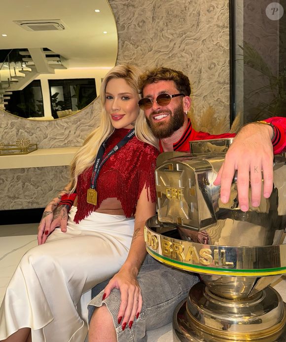 Léo Pereira também realizou harmonização facial para ficar com o rosto mais padronizado, mas nada exagerado