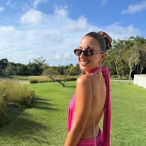 Nina Forlin é funcionária da Netflix, no setor de vendas ao cliente. Também atua como professora de yoga nas horas vagas, prática da qual Lucas Lima é adepto