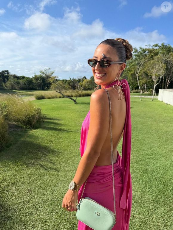 Nina Forlin é funcionária da Netflix, no setor de vendas ao cliente. Também atua como professora de yoga nas horas vagas, prática da qual Lucas Lima é adepto