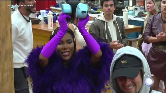 Carol Lekker bateu panelas depois da eliminação de Fernando em A Fazenda 17