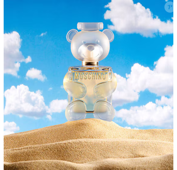 Para quem ama aquele cheirinho de shampoo e cabelo recém-lavado, o Toy 2, da Moschino, aposta em uma combinação fresca, frutada e floral. A fragrância reúne maçã, mandarina, magnólia, peônia e jasmim, evoluindo para uma base macia e confortável, ideal para acompanhar a rotina profissional e os dias quentes
