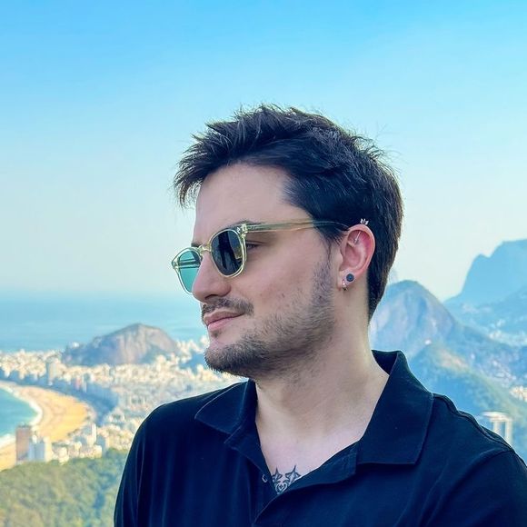 O anúncio gerou diversas reações nas redes sociais, com seguidores questionando a veracidade da pré-candidatura e levantando hipóteses de que poderia se tratar de uma ação de marketing ou sátira, especialmente devido às referências ao livro "1984", de George Orwell, presentes no vídeo