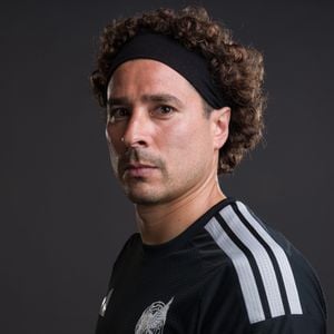 Recordista de Copas pelo México, Guillermo Ochoa já foi namorado de Dulce María, que descreveu o goleiro como um 'cara legal' e 'sonhador'
