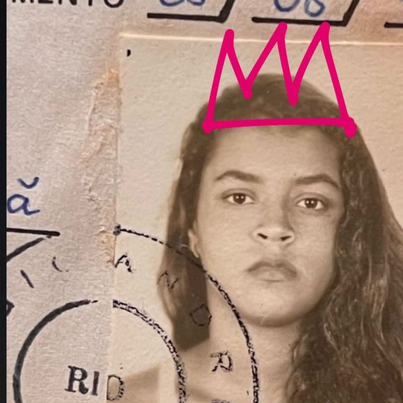 Otávio Muller repostou uma imagem publicada originalmente por Amora Mautner. O registro exibia uma foto 3x4 antiga de um documento da estrela: ‘Te amo para sempre’