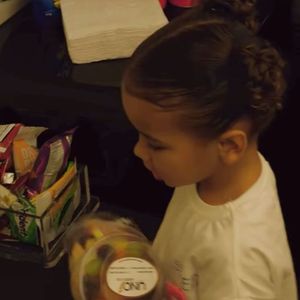 Filha mais velha de Bruna Biancardi e Neymar, Mavie adorou as guloseimas que as esperavam no avião