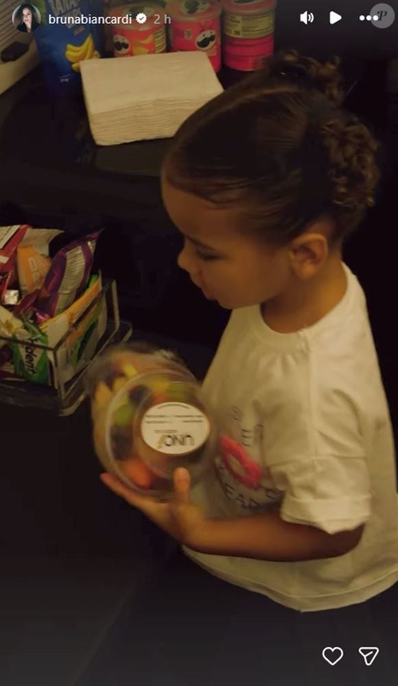 Filha mais velha de Bruna Biancardi e Neymar, Mavie adorou as guloseimas que as esperavam no avião
