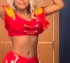 Apresentadora do "Superpop", Cariúcha aposta em jaqueta vermelha com detalhes dourados e minissaia inspirada nas assistentes de palco de Xuxa