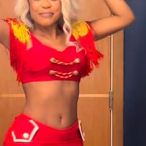 Apresentadora do "Superpop", Cariúcha aposta em jaqueta vermelha com detalhes dourados e minissaia inspirada nas assistentes de palco de Xuxa