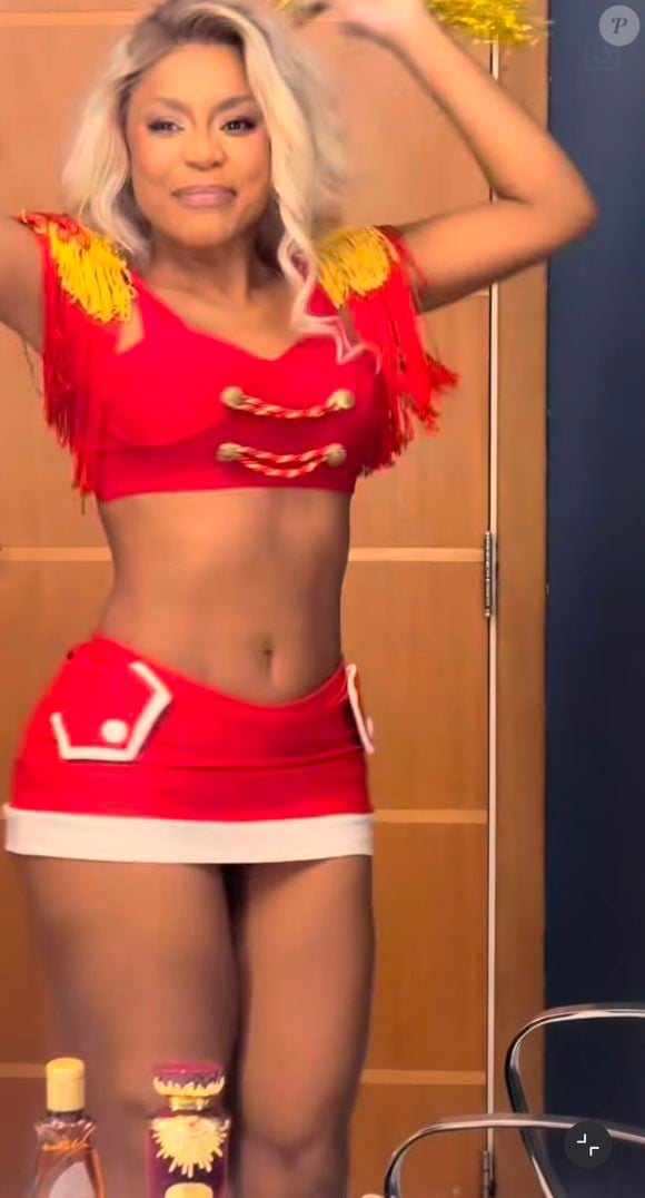Apresentadora do "Superpop", Cariúcha aposta em jaqueta vermelha com detalhes dourados e minissaia inspirada nas assistentes de palco de Xuxa