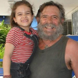 Aproveitando a volta da novela à programação da TV Globo, com apenas 8 anos na época, Mel Maia compartilhou registros inéditos ao lado de atores com quem contracenou como José de Abreu