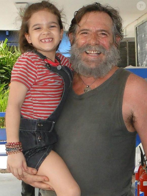 Aproveitando a volta da novela à programação da TV Globo, com apenas 8 anos na época, Mel Maia compartilhou registros inéditos ao lado de atores com quem contracenou como José de Abreu