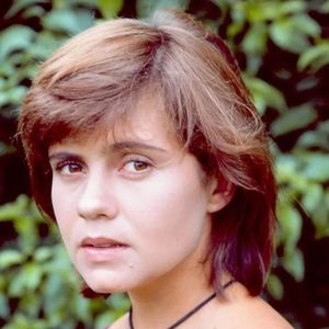 Adriana Esteves em 1993: ela encarou um dos maiores desafios da carreira em Renascer, como Mariana. A personagem, misteriosa e movida por vingança contra José Inocêncio (Antônio Fagundes), se envolve num triângulo amoroso com João Pedro (Marcos Palmeira). O papel exigia complexidade emocional e teve um efeito colateral pesado. Na época, a intensidade da personagem fez o público confundir ficção com realidade, e Adriana, então com pouco mais de 20 anos, acabou alvo de críticas duras. O impacto foi tão forte que ela enfrentou uma depressão profunda e se afastou da TV por cerca de três anos