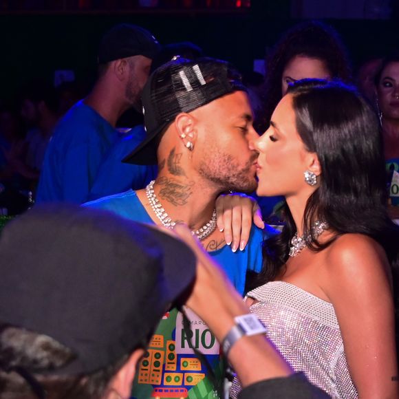 Bruna Marquezine e Anitta são ex de Neymar, que foi à Sapucaí um dia antes da atriz e da funkeira, em 4 de março de 2025